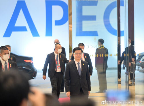 【APEC会议：香港推动可持续贸易】  行政长官李家超于11月18日在泰国曼谷出席亚太区经济合作组织(APEC)领导人非正式会议，表示香港已制订有力措施应对在可持续发展方面的挑战，包括在2050年前达致碳中和；并发挥联通世界的角色，促进国际资本和优质绿色项目的配对。李家超亦与印度尼西亚总统佐科‧维多 ​