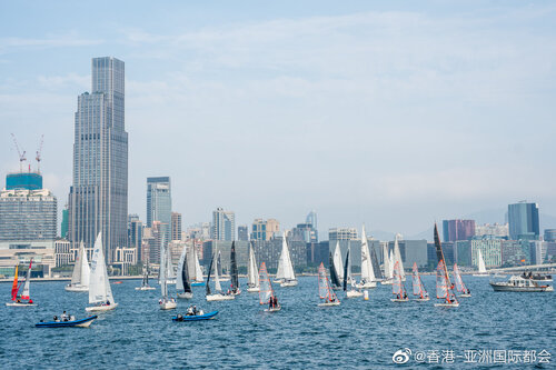 【帆船云集维港】  

【乘风破浪】近230支帆船队伍约1,500名帆船好手日前(11月20日)以顺时方向针环绕香港岛一周，全程约45公里，犹如「海上嘉年华」，让这城市的魅力尽显。

图一：参加「香港环岛大赛」的健儿在维多利亚港优美的天际线下作赛。
图二：比赛当日天朗气清，为帆手和观众带来欢愉体验。
图 ​