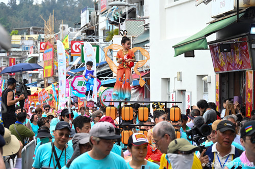 香港最具特色的传统节庆之一长洲太平清醮（5月5日）再度登场，吸引大批市民前往长洲感受节庆气氛，市民夹道观看飘色巡游，小孩化身古今人物，配合舞狮表演，场面热闹非凡。另一焦点项目为紧张刺激的抢包山比赛，12名选手奋力攀登包山塔，以摘取最多数量的平安包，争夺奖项。长洲太平清醮结合传统、趣味 ​