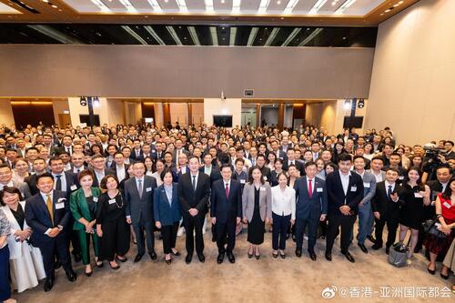 香港蕴藏无限机遇！投资推广署昨日（6月24日）举行酒会，庆祝成立25周年，并欢迎新落户香港的国际及内地企业。行政长官李家超在酒会上欢迎来自世界各地近350位企业高层到港，并强调香港作为国际金融中心，在连系内地与全球市场方面发挥关键桥梁作用。他指出香港获评为全球最自由经济体，同时在《世界竞 ​