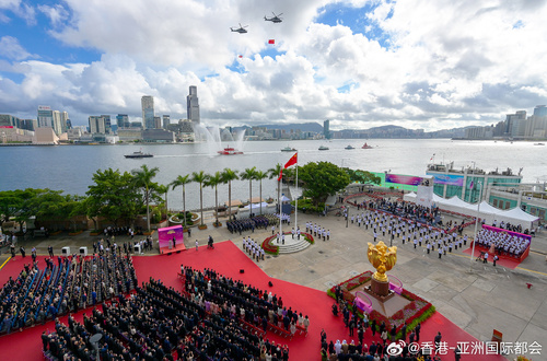 7月1日是香港回归祖国的大日子，湾仔金紫荆广场早上举行升旗仪式，庆祝香港特区成立28周年。国旗和区旗在歌声中徐徐升起，纪律部队在空中和海上敬礼。

#香港##香港品牌##亚洲国际都会##香港特区28周年##庆贺回归28周年##升旗礼# ​​​