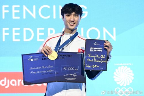 恭贺香港首位剑击世界冠军蔡俊彦🥇🤺！在格鲁吉亚举行的2025年世界剑击锦标赛，27岁港将蔡俊彦于男子个人花剑取得金牌，在决赛以15：9击败俄罗斯的剑手，取得港队史上第一面世锦赛金牌。

图片：中国香港剑击总会

#香港##香港品牌##亚洲国际都会##世界剑击锦标赛##击剑#  @国际击剑联合会FIE ​
