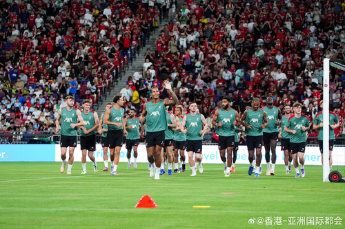 足球迷注意⚽！香港足球盛会2025（7月24至31日）将在启德主场馆为大家带来连场精彩赛事。今届赛事云集四大欧洲顶级球会——利物浦、AC米兰、阿仙奴及热刺，重头戏包括7月26日利物浦对AC米兰，以及7月31日阿仙奴对热刺，势必激战连场！昨日（7月24日）利物浦的公开训练已吸引超过27,000名球迷到场，新加 ​