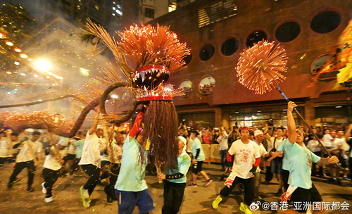 舞火龙再度登场！百年传统的大坑舞火龙一连三晚（10月5日至7日）于港岛上演，吸引大批观众齐聚庆祝中秋佳节。大坑舞火龙为国家级非物质文化遗产，火龙全长67米，插满12,000枝长寿线香，由300多位健儿舞动，与由小朋友舞动的LED小火龙，在烟火与鼓声中穿梭大坑的大街小巷，祈求合境平安。快来体验香港独 ​