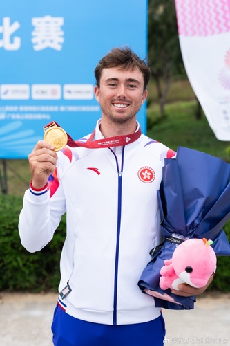 港队全运会第一金！香港帆船运动员贝俊龙在十五运会勇夺男子爱尔卡7级(ILCA 7)金牌，为香港赢得十五运会首面金牌，亦是香港帆船队历来首面全运会金牌。恭贺贝俊龙，并期待出战全运会的香港运动员再创佳绩！

相片：康乐及文化事务署

#香港##香港品牌##亚洲国际都会##活力澎湃##全运会##十五运会##帆船 ​