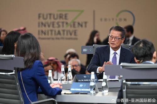 财政司司长陈茂波在沙特阿拉伯利雅得出席未来投资倡议大会（10月27-30日），并在“变革者议会：公私营合作的关键力量”的环节上发言，分享了香港在各类公私营合作模式方面的经验。他在未来投资倡议大会中，出席了由汇丰举办的早餐会，分享了对香港和中东深化经贸金融关系的展望。

 ​