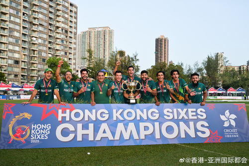 强势进击！“香港六人板球赛”昨日（11月9日）在天光道游乐场举行决赛，巴基斯坦队在杯赛决赛中击败科威特队，勇夺冠军。此前，东道主中国香港队于碟赛决赛中上演惊人逆转，最后一局力抢30分击溃孟加拉队，令全场观众雀跃万分；斯里兰卡队则在碗赛决赛中战胜阿联酋队。  图1：巴基斯坦队在“香港六人板 ​