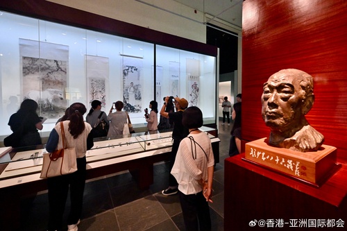 大师的创作风华！为纪念岭南画派大师赵少昂教授（1905-1998）诞辰120周年，香港文化博物馆特别举办“岭南风范：赵少昂诞辰一百二十周年纪念展”，展期至2026年2月23日。赵少昂教授毕生致力中国书画艺术创作与教育，以笔触细腻、形象传神而闻名，被誉为“赵君花鸟为中国现代第一人”。是次专题展览精选 ​