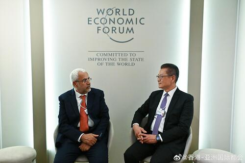 财政司司长陈茂波1月19日抵达瑞士达沃斯出席世界经济论坛年会，随即展开行程，与阿曼苏丹国经济部部长H.E. Said Mohammed Al-Saqri博士会面，双方讨论如何推动两地深化在金融、贸易、绿色转型、产业发展等领域的互利合作。陈茂波亦出席了第56届世界经济论坛年会举行的欢迎酒会。

http://t.cn/AXGRV773...全文： http://m.weibo.cn/7031177055/5257185930251778 ​