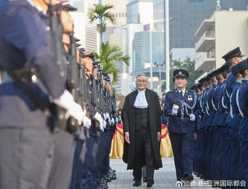 2026年法律年度开启典礼昨日（1月19日）于香港大会堂举行，为新一个法律年度揭开序幕。 在检阅警察仪仗队等环节后，终审法院首席法官、律政司司长、香港大律师公会主席和香港律师会会长分别在典礼上致辞。终审法院首席法官张举能表示：“法律平等适用于每个人，无惧无偏。”

http://t.cn/AXGRE9vm

图...全文： http://m.weibo.cn/7031177055/5257224551140372 ​