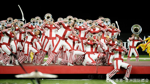 今年农历新年，城中将举行多项节庆活动，包括年宵花市、庙宇参拜祈福、维港烟花汇演，以及贺岁赛马等。“国泰新春国际汇演之夜”将于大年初一（2月17日）尖沙咀举行，当晚将呈献融入骏马特色的花车，更有16队国际队伍带来精彩表演。你都赶快订下节庆攻略，投入马年盛事！  http://t.cn/A6jguT3C  相片...全文： http://m.weibo.cn/7031177055/5260809971171941 ​