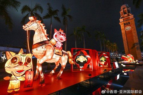 璀璨彩灯迎马年！丙午年春节彩灯展已于香港文化中心露天广场隆重亮灯（展期至3月15日）。由资深扎作师傅冒卓祺与许嘉雄精心打造，以骏马、蝠鼠和醒狮等主题彩灯，将传统技艺融入佳节喜庆，展现香港非物质文化遗产的独特魅力。细看之下，更可发现融入香港中式长衫、全盒等元素的彩灯，寓意好运连连、马...全文： http://m.weibo.cn/7031177055/5266903411197615 ​