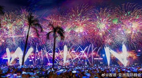 踏入马年，香港以一连串盛大贺岁节目迎接新岁！农历新年假期期间亮点连连：新春国际汇演之夜于2月17日举行，以“开年、开运、开心”为主题，近60队花车及表演队伍为尖沙咀注入缤纷色彩与活力；马年烟花汇演于2月18日在维多利亚港上空上演，历时约23分钟，配合“马到功成耀香江”主题的烟花图案绽放夜空...全文： http://m.weibo.cn/7031177055/5268427761779214 ​