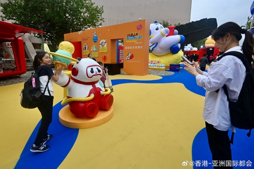 最萌航天员已登陆香港！“HELLO PANDAS熊猫驾到之逐梦星河——熊猫的太空之旅”嘉年华现于香港文化中心露天广场举行（展期至3月10日），海滨一带摇身一变成为充满童趣的星际乐园，把熊猫的可爱魅力与航天元素巧妙融合。市民可穿梭多个艺术装置打卡留念、与充满未来感的机械狗互动、逛文创市集，并于航...全文： http://m.weibo.cn/7031177055/5272762117788154 ​