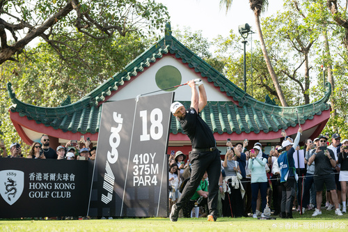 西班牙球星拉姆（Jon Rahm）于周日（3月8日）在粉岭香港哥尔夫球会上演的LIV Golf香港站2026最后一轮赛事，打出低于标准杆6杆的64杆佳绩，夺得个人赛冠军，现场大批球迷欢呼声此起彼落，气氛热烈。拉姆以总成绩低于标准杆 23 杆，分别领先第二名德特里（Thomas Detry）和第三名彼得斯（Thomas Pieters...全文： http://m.weibo.cn/7031177055/5274608811119513 ​