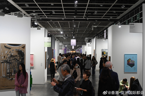 不容错过！亚洲顶级艺术大展 —— 巴塞尔艺术展香港展会将于下周（3月27 - 29日） 在香港会议展览中心举行，以全新展区和崭新的策展视角回归。展会汇聚240间来自41个国家及地区的顶尖艺廊，包括32间首次参展，呈献来自全球的艺术大师和新晋艺术家的作品。
展会亮点： 
• “艺聚空间”由12 件大型雕塑...全文： http://m.weibo.cn/7031177055/5278564809179345 ​