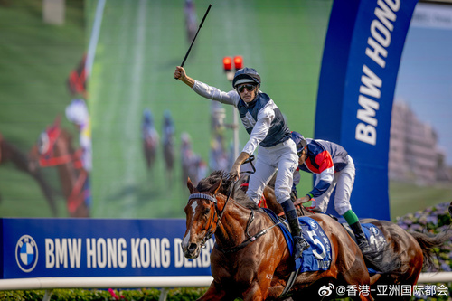 打吡大赛再创高峰！四岁马经典赛事系列的终极之战——香港打吡大赛3月22日于沙田马场盛大举行，入场人数创下历届新高。由布文策骑的“白鹭金刚”以破赛事纪录时间冲线夺冠。现场除了紧张刺激的赛事外，还有精彩音乐表演、美食及互动游戏，让观众尽享节日般的狂热气氛与娱乐体验。

相片：香港赛马会

...全文： http://m.weibo.cn/7031177055/5279661533693512 ​