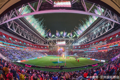 “东方之珠”设计绽放光彩！香港地标启德体育园主场馆于波兰网站StadiumDB举办的第16届“最佳球场”评选中，在28座入围场馆中排名第8，成绩亮眼。是次评选根据公众对2025年启用场馆的评价作出排名，以“东方之珠”为设计概念的启德主场馆获得5,970分。这座可容纳50,000名观众的地标场馆由建筑设计事务...全文： http://m.weibo.cn/7031177055/5280033016644081 ​