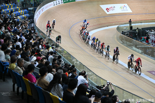 2026 UCI世界杯场地单车赛于4月17日至19日在香港单车馆圆满举行，吸引来自约40个国家及地区、近400名车手参赛，场面热烈。港队代表李思颖于首日女子淘汰赛勇夺银牌，其后亦于女子全能赛以第14名完成。英国队以3金3银3铜的佳绩高踞奖牌榜榜首。除了紧张刺激的赛事，现场亦设有以单车为主题的嘉年华，涵...全文： http://m.weibo.cn/7031177055/5290156607407544 ​