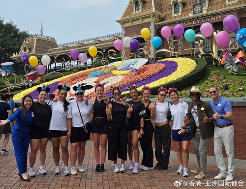 迪士尼奇妙魅力与榄球热血精神！为庆祝体坛盛事香港国际七人榄球赛踏入50周年，香港迪士尼乐园度假区于赛事前后接待多支国际榄球队，邀请他们参与园区的“20周年奇妙派对”。球员可于园内放松身心，与迪士尼朋友见面互动，并体验各项游乐设施，在欢乐气氛中感受榄球运动中不分敌我、彼此尊重的“No Sid...全文： http://m.weibo.cn/7031177055/5290534721816122 ​