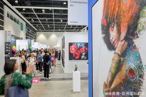 第13届香港冉起当代（Affordable Art Fair）为香港艺坛注入活力！今届展览以“爱上艺术，收藏艺术”为主题，于5月14至17日在香港会议展览中心举行，汇聚来自19个国家和地区共106间本地及国际画廊，带来数千件价格亲民的绘画、雕塑、摄影及混合媒介作品。节目焦点包括全新摄影专题“Pieces of Hong Kong...全文： http://m.weibo.cn/7031177055/5299956623607460 ​