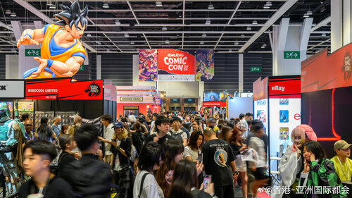 首次在港举办的香港 Comic Con 2026（5月29至31日）在香港会议展览中心圆满落幕，一连三日吸引大批流行文化爱好者入场，投入电影、漫画、电玩及珍贵收藏品带来的多元体验。由国际人气巨星及顶尖创作人现身，到紧张刺激的电竞赛事、吸引眼球的Cosplay造型，以及充满创意活力的“创作画廊”，首届香港站...全文： http://m.weibo.cn/7031177055/5305028690841146 ​