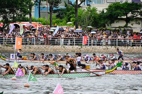 端午节热浪席卷全城！端午节当日（6月19日），香港多区龙舟竞渡热闹上演，从历史悠久的大澳端午龙舟游涌，到沙田龙舟竞赛，再到气氛炽热的香格里拉赤柱国际龙舟锦标赛，鼓声震天，尽展传统节庆的澎湃活力。精彩不止于此，2026永明香港国际龙舟节现正于尖沙咀海滨举行（6月19日至7月1日），带来节庆体验 ​