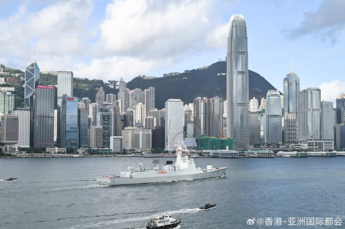 由导弹驱逐舰南宁舰、导弹护卫舰衡阳舰组成的中国人民解放军海军南宁舰编队于7月2至6日访问香港，此次访港正值香港庆祝香港特别行政区成立29周年，别具意义。期间除了举行多项文化交流活动，舰艇更开放予公众参观，吸引1.4万名公众登舰，近距离观赏舰上装备与设施。

#香港##香港品牌##亚洲国际都会# ​