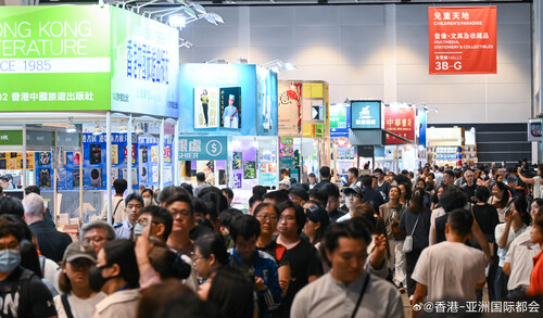 第36届香港书展现正于香港会议展览中心举行（至7月21日）。今年书展以
“文创传承．旅悦人生”为年度主题，汇聚逾600项精彩文化活动，带领读者从香港出发，展开一场连结世界的阅读之旅 ，探索各地历史、文化和生活风貌。八大主题讲座系列精彩纷呈，涵盖多元文化及生活议题，让读者与世界各地作家、学者 ​