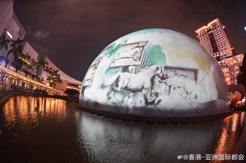 太空馆外牆化身光影与文化交汇的舞台！[憧憬]“香港非遗月2026”亮点节目之一，“骏马之旅．文艺传承”光影表演再度亮相香港太空馆标誌性的圆拱形牆身，展期至9月20日。表演以“马”为主题[马到成功]，透过沉浸式视觉体验，巧妙融合博物馆馆藏、天文与非物质文化遗产元素，呈现绚丽多彩的光影艺术，为 ​