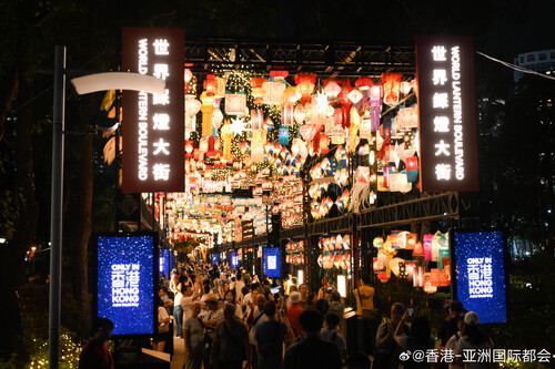 [期待]彩灯迷好消息！因应公众热烈反应，“国际中秋彩灯汇”展期已延长，[红灯笼][红灯笼]所有彩灯装置将继续于维多利亚公园展出至10月4日，让大家有更多时间感受中秋光影魅力。大家可漫步“世界彩灯大街”，欣赏来自20个国家及地区的特色彩灯；细赏被列为国家级非物质文化遗产的南京秦淮彩灯；亦可到 ​