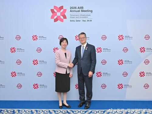 财政司司长陈茂波昨日（多哈时间九月二十七日）抵达卡塔尔多哈出席亚洲基础设施投资银行（亚投行）年会，并展开访问行程促进与卡塔尔商业及金融的联系。[握手]他与亚投行行长兼董事会主席邹加怡会面并欢迎亚投行在香港设立办事处，并期望双方合作扩展至巨灾债券发行、绿色和转型金融，科技创新，以及人 ​