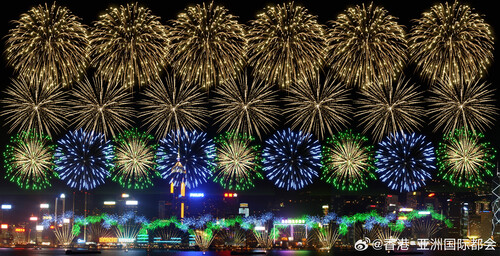 国庆烟花汇演将于10月1日晚上8时在维多利亚港上空举行，庆祝中华人民共和国成立77周年。[点亮平安灯]汇演历时23分钟，将发放超过3万枚烟花，共分八幕，包括《喜迎国庆颂山河》、《骄阳送暖》及《有梦飞航》，以绚丽色彩和多变图案，展现温暖、希望并祝愿国家繁荣昌盛。[送花花]
#香港##香港品牌# ​