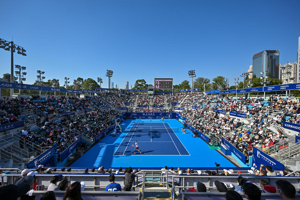 A full house of 3700 spectators in the final at the Victoria Park Tennis Stadium.