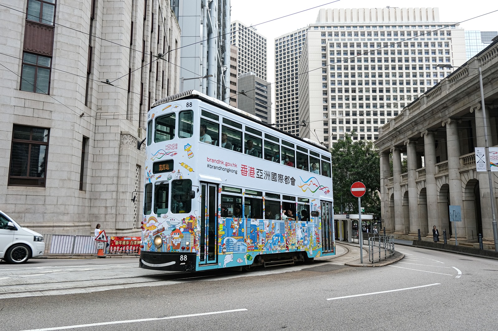 「香港品牌」电车添上色彩缤纷的「外衣」(2025)