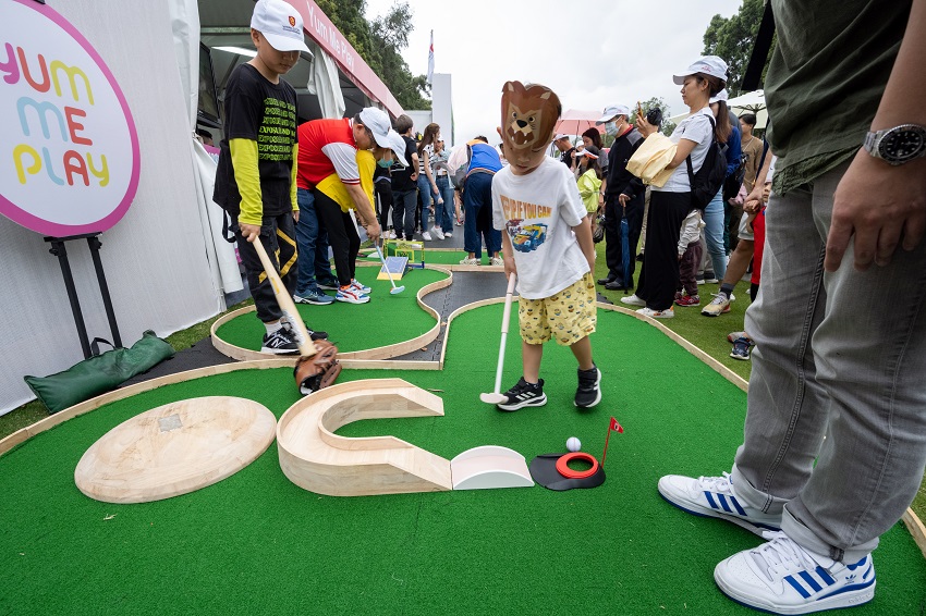 Families and kids are amused by various activities such as golf experience, music performance and parent-child workshops.
