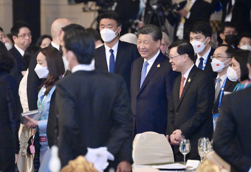 Greeting President Xi Jinping on his arrival in Bangkok