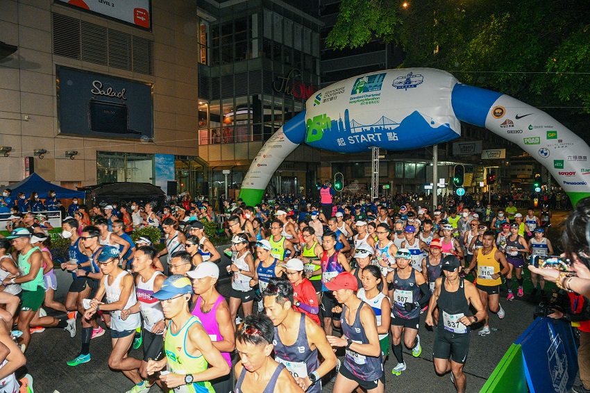 Nearly 35,000 runners race in the 25th Standard Chartered Hong Kong Marathon on Sunday (Feb 12).