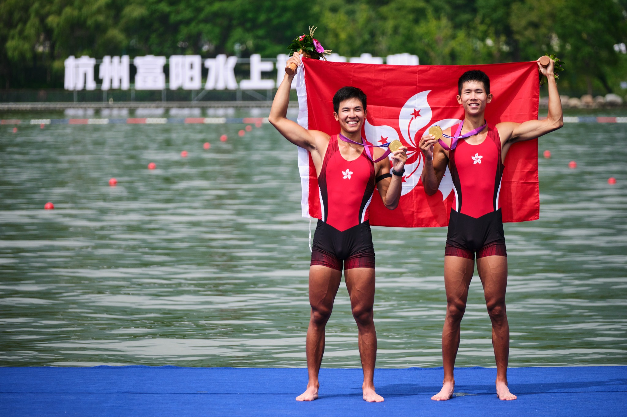 賽艇運動員林新棟(左)和王瑋駿在男子雙人單槳無舵艇項目，為中國香港代表團奪得金牌。