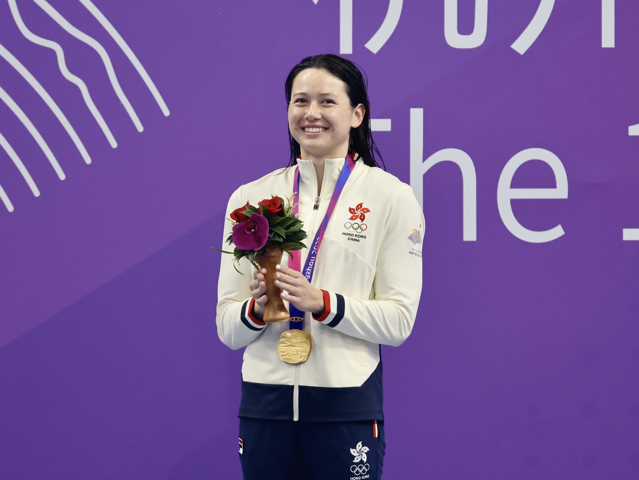 Siobhan Haughey finishes the race in 1:54.12, smashing the Asian Games record the 200m women's freestyle.