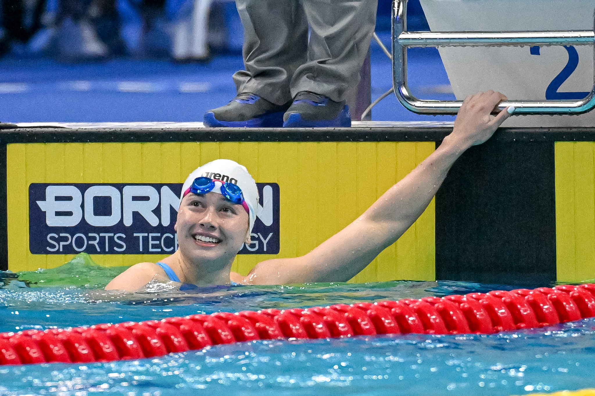 何詩蓓出戰女子100自由泳決賽，游出52秒17新亞洲紀錄封后。
