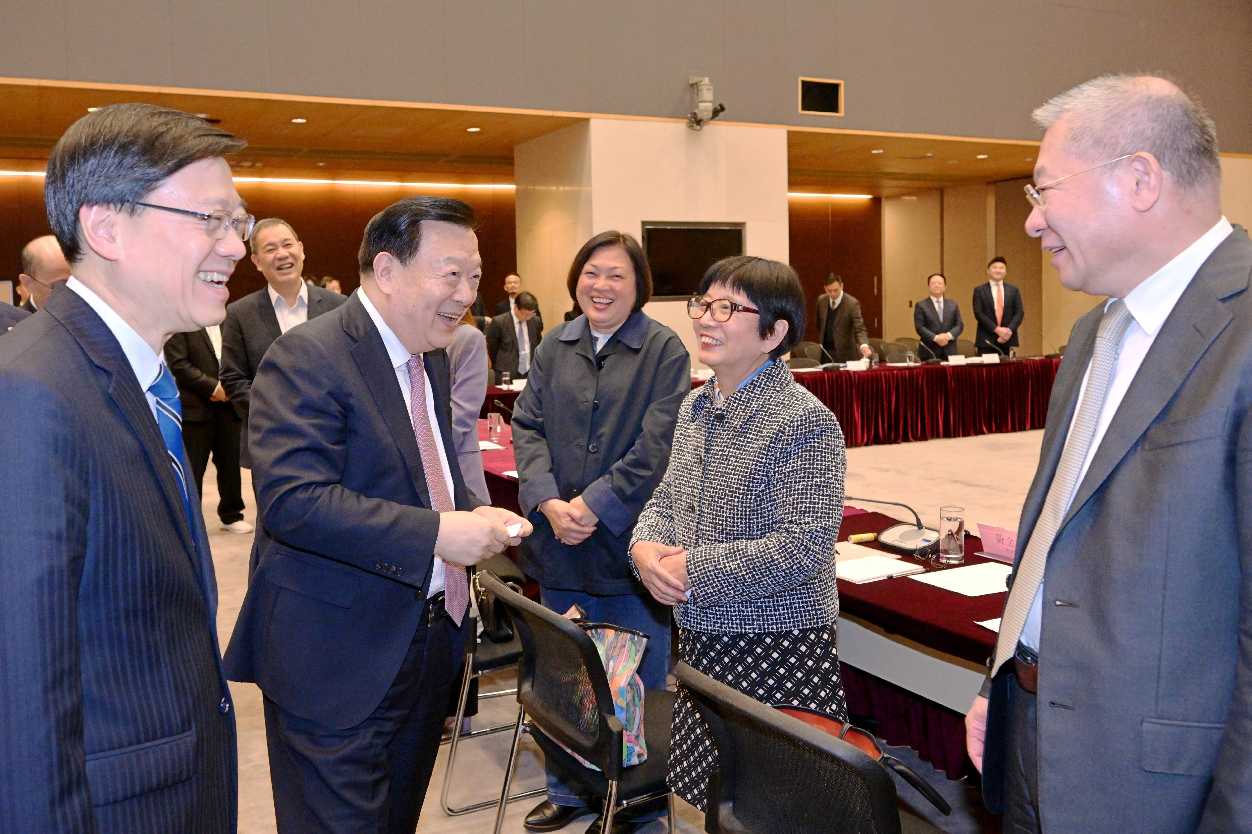 Xia Baolong meets legal, media reps