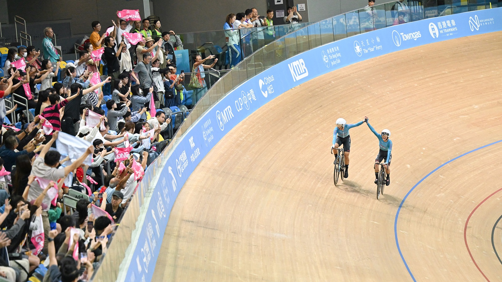 李思颖和梁颖仪于第十五届全国运动会夺得场地自行车女子麦迪森赛金牌。 (2025)