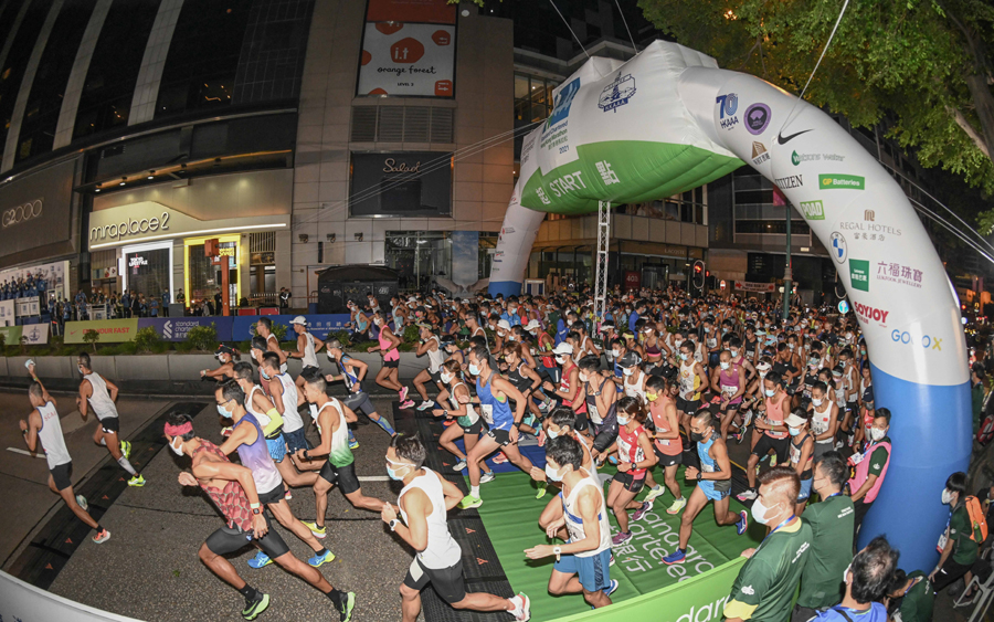 First batch of Marathon runners set off from Nathan Road, Tsim Sha Tsui, at 6:20am.