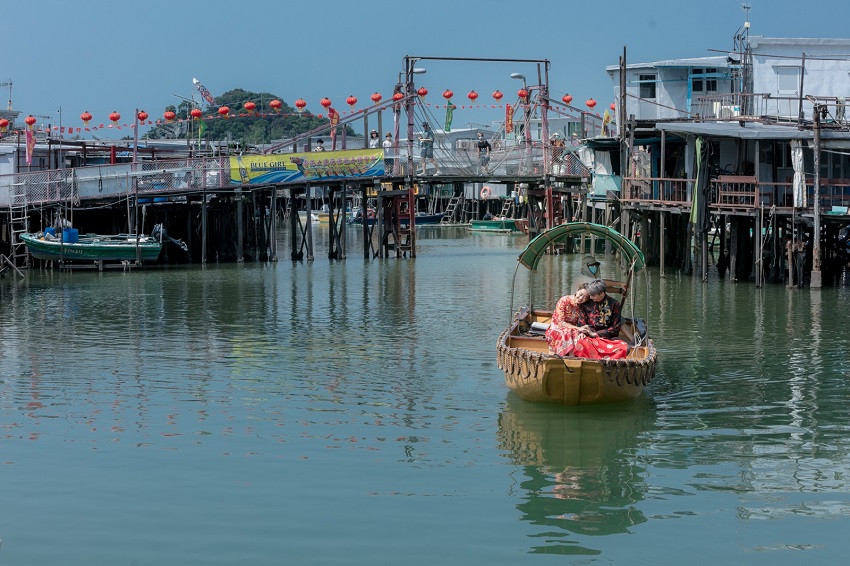 “Tai O Traditional Festivals Go!” features a wedding photoshoot showcasing traditional marriage rites in the fishing village.