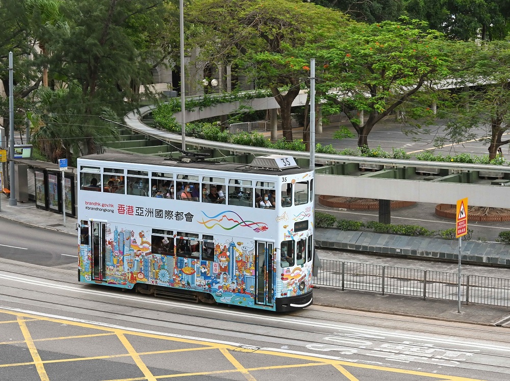 「香港品牌」电车添上色彩缤纷的「外衣」。 (2021)
