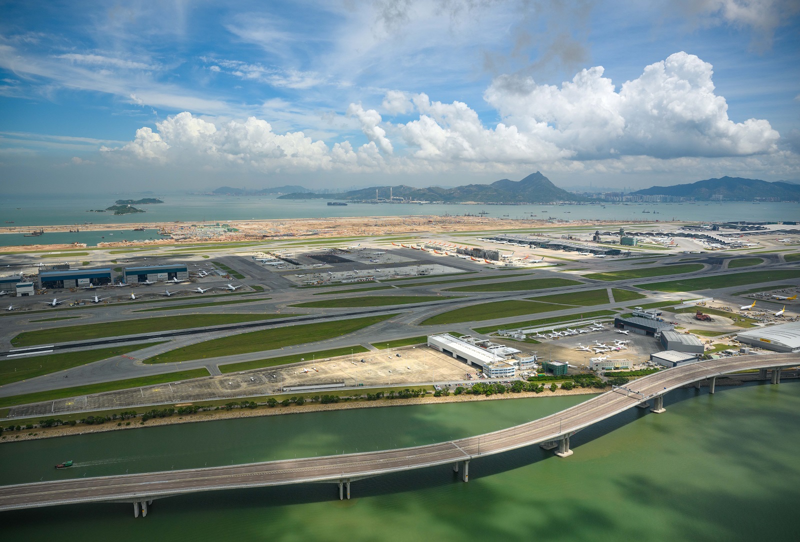 HK's new airport runway set for lift-off in 2022 (2021)