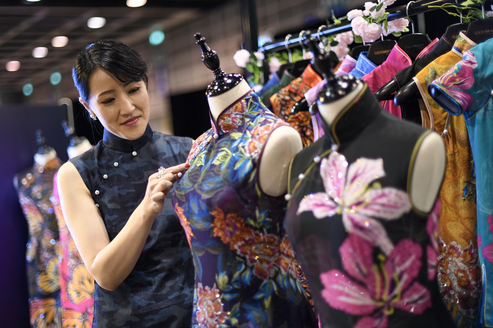 香港国际时尚汇展的旗袍时装表演。 (2019)