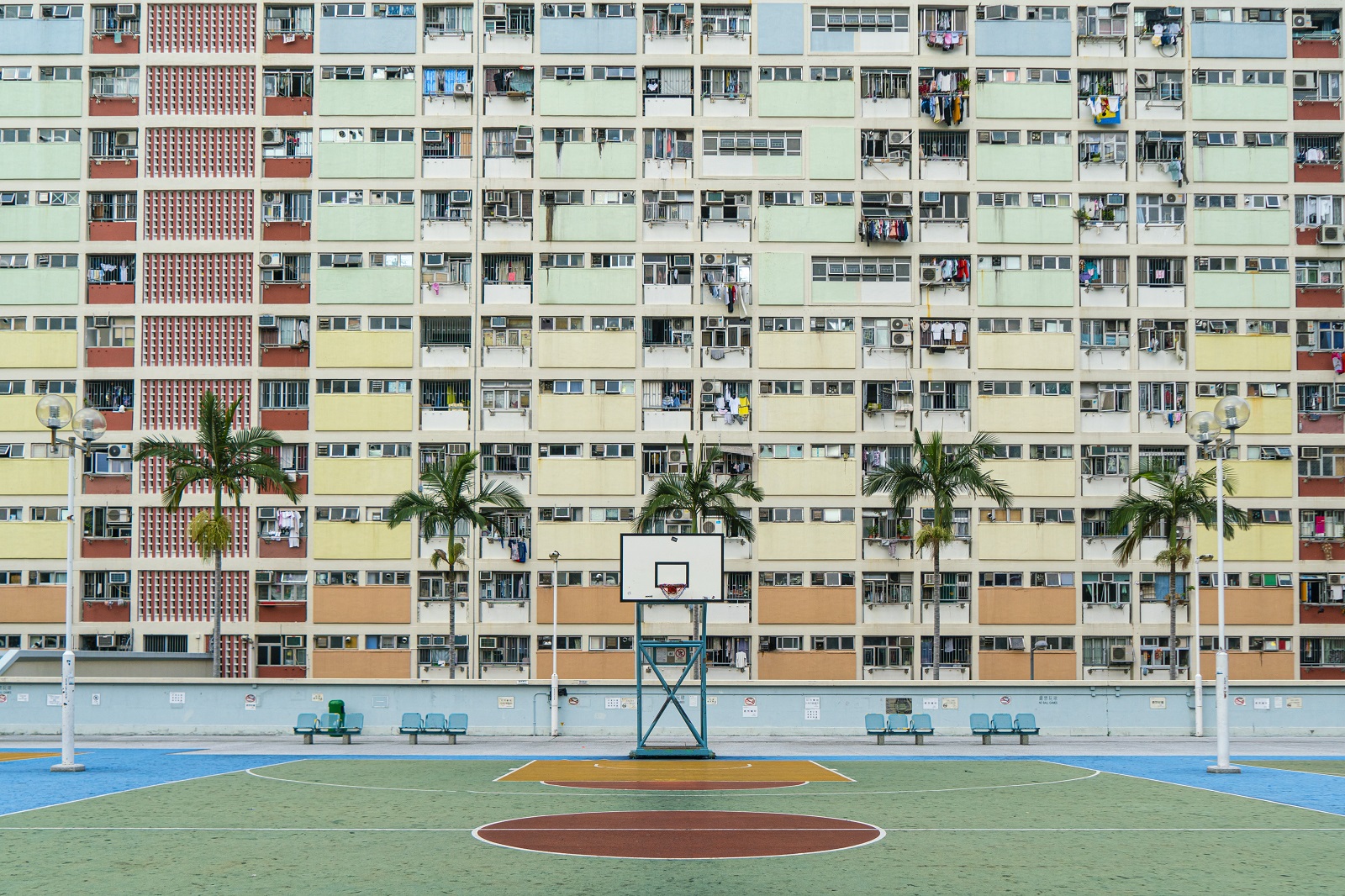 香港的公共屋村——彩虹村。 (2019)