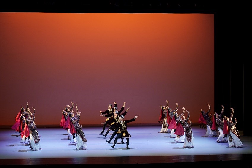 Contemporary ballet and Uyghur dance. (2022)